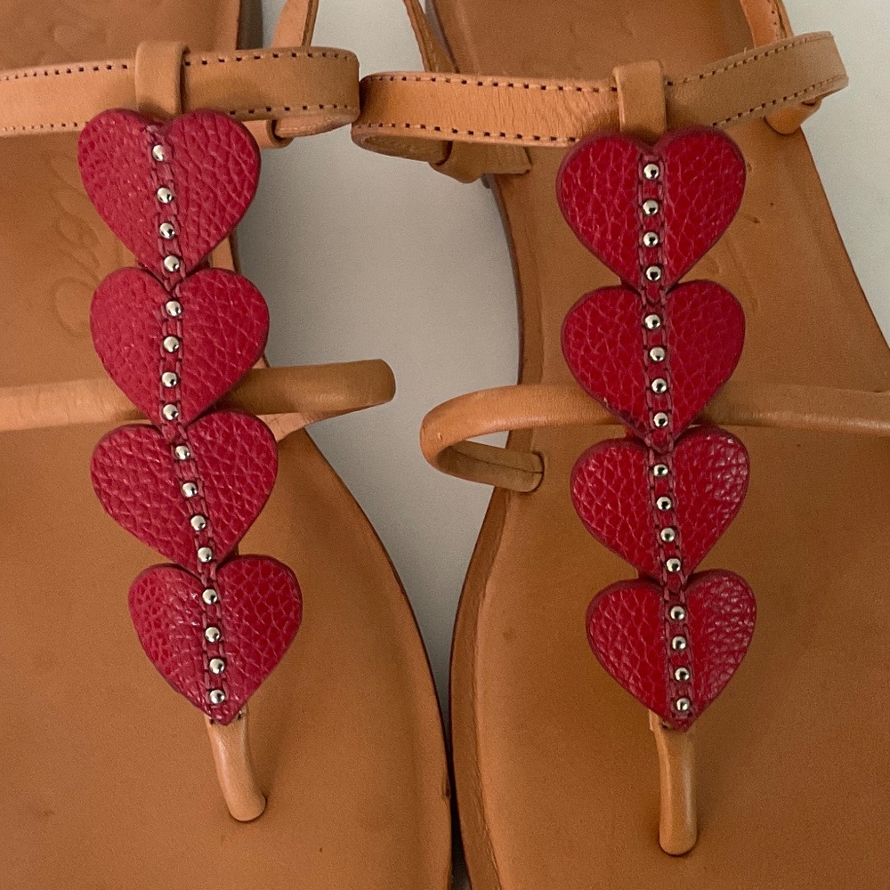 BRIGHTON Amar Flat T-Srap Thong Sandals Tan /Red Hearts Leather Size 6 NEW - Picture 6 of 7